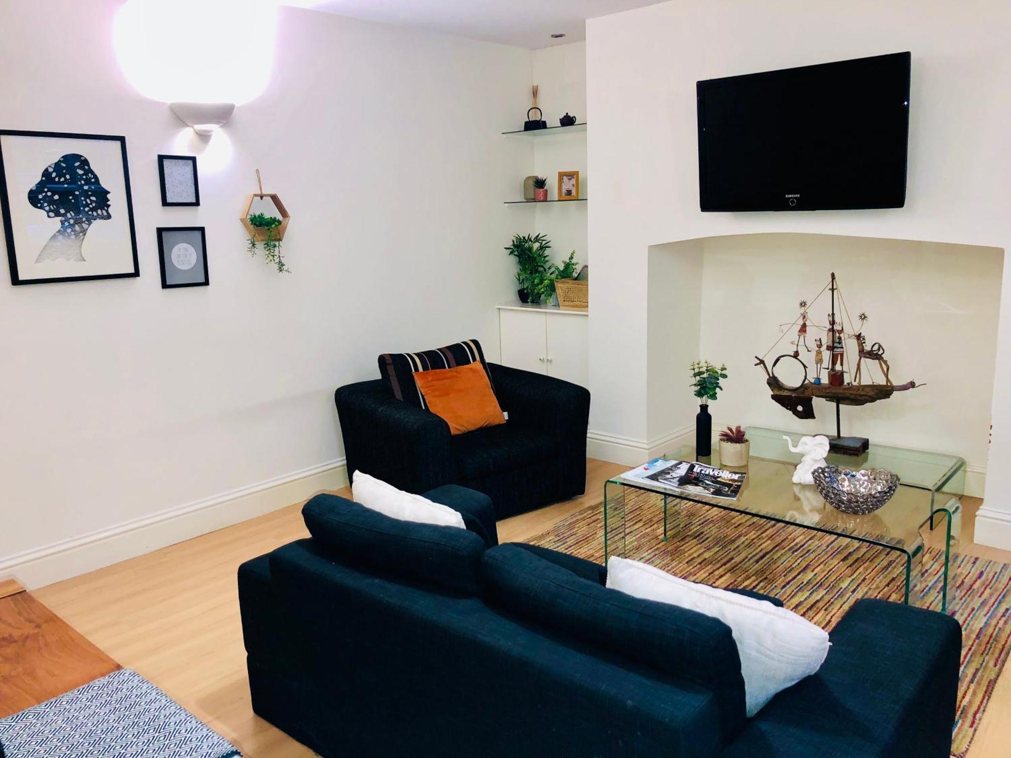 Contemporary Large Apartment In An Ideal Location Bath Exteriör bild