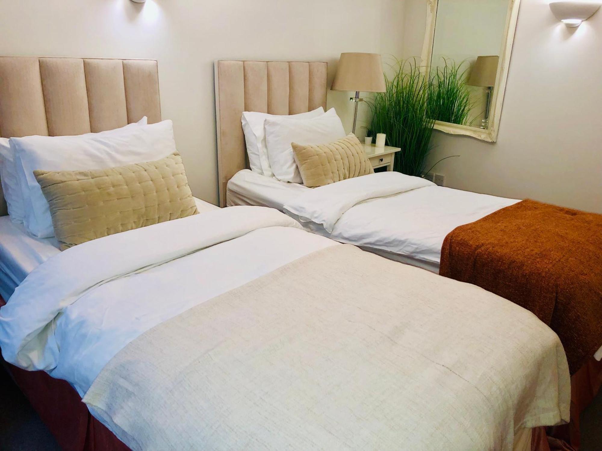 Contemporary Large Apartment In An Ideal Location Bath Exteriör bild