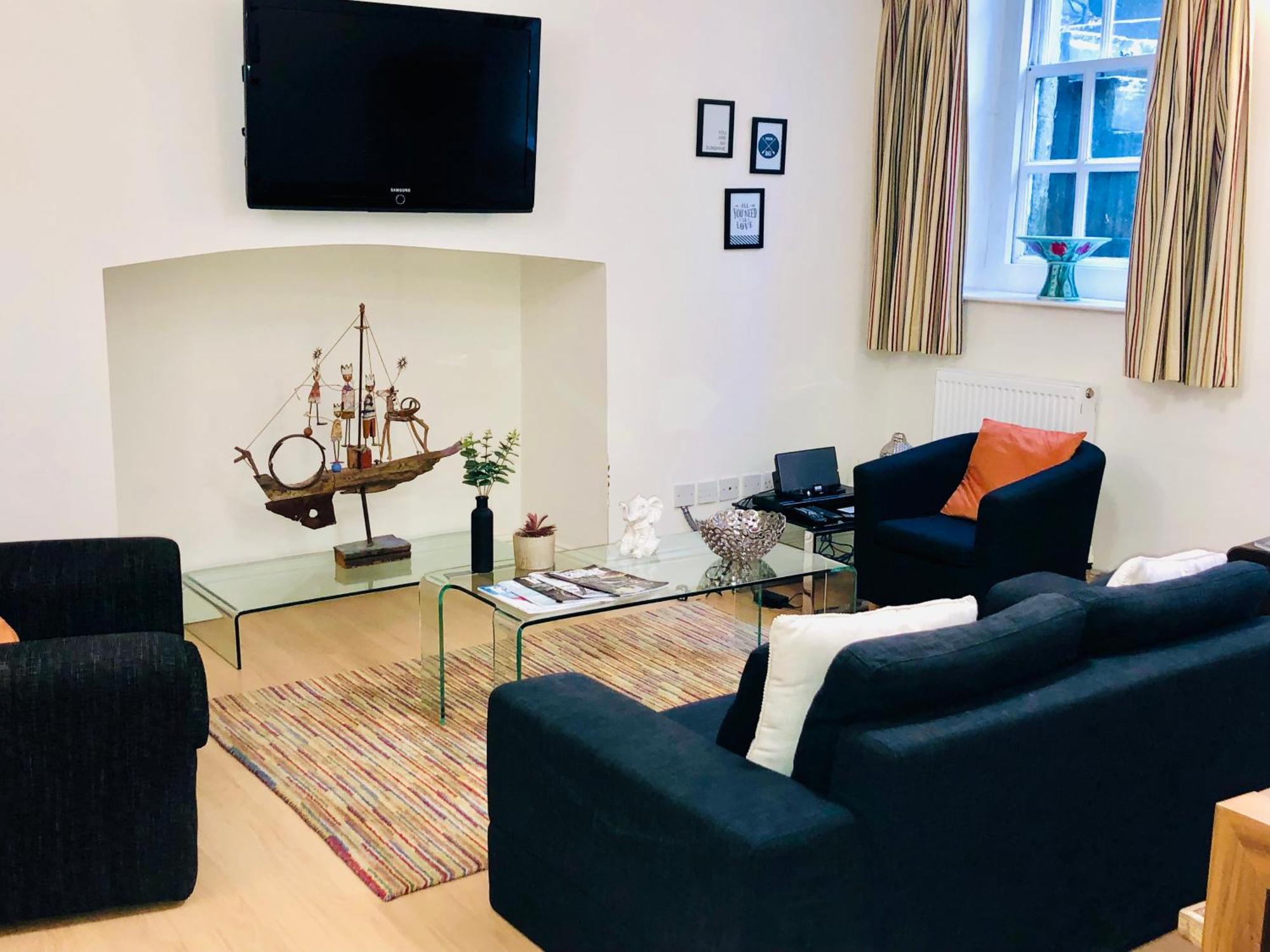 Contemporary Large Apartment In An Ideal Location Bath Exteriör bild